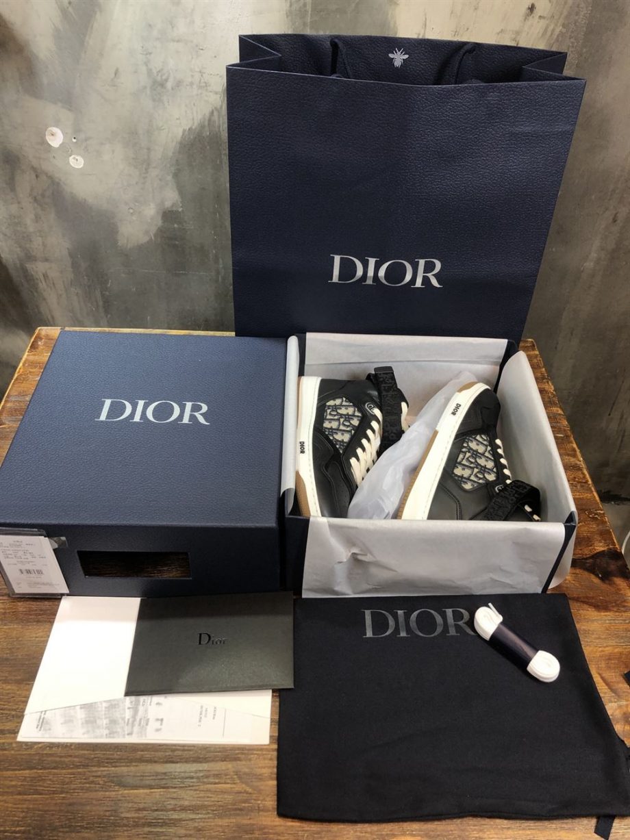 B27 HIGH-TOP BLACK SMOOTH CALFSKIN WITH BEIGE AND BLACK DIOR OBLIQUE JACQUARD SNEAKER - CDO023
