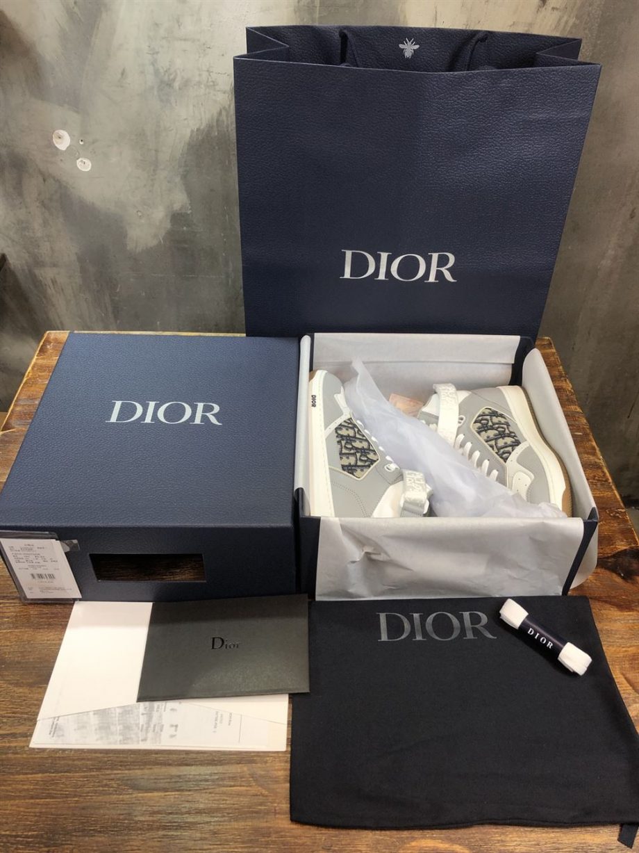 B27 HIGH-TOP GRAY AND WHITE SMOOTH CALFSKIN WITH BEIGE AND BLACK DIOR OBLIQUE JACQUARD SNEAKER - CDO019