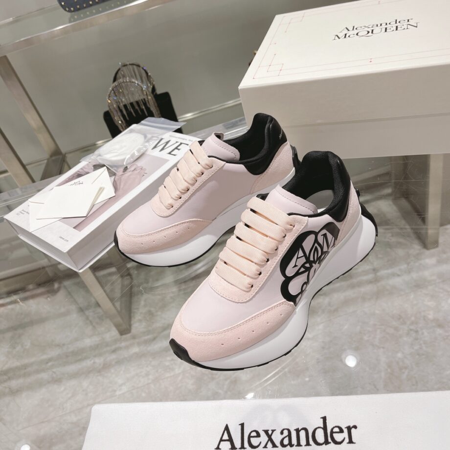 Alexander Mcqueen Seal Logo Low-top Runner Sneakers - AM140