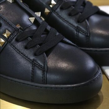 Rockstud Untitled SneakerIn Calfskin Leather - VLS023